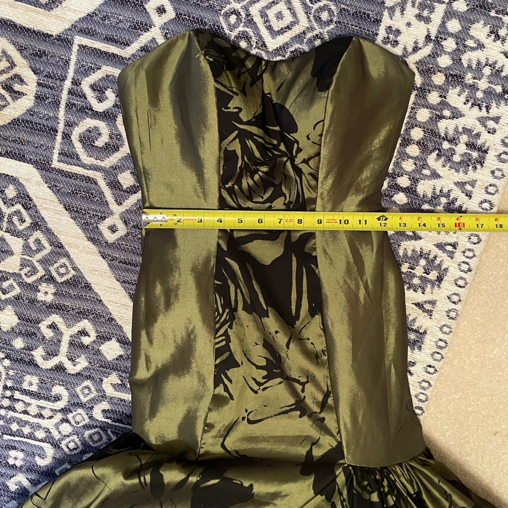 Formal Green gown size 0 - Picture 7 of 9